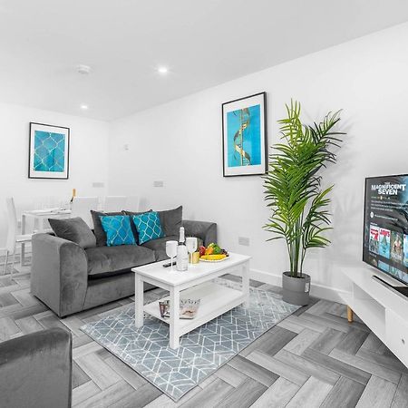 5 Bedroom House - 10 Guests - Multiple Off Street Parking - Garden - Smart Tv - Wifi - Contractors - Families - Groups バーミンガム エクステリア 写真