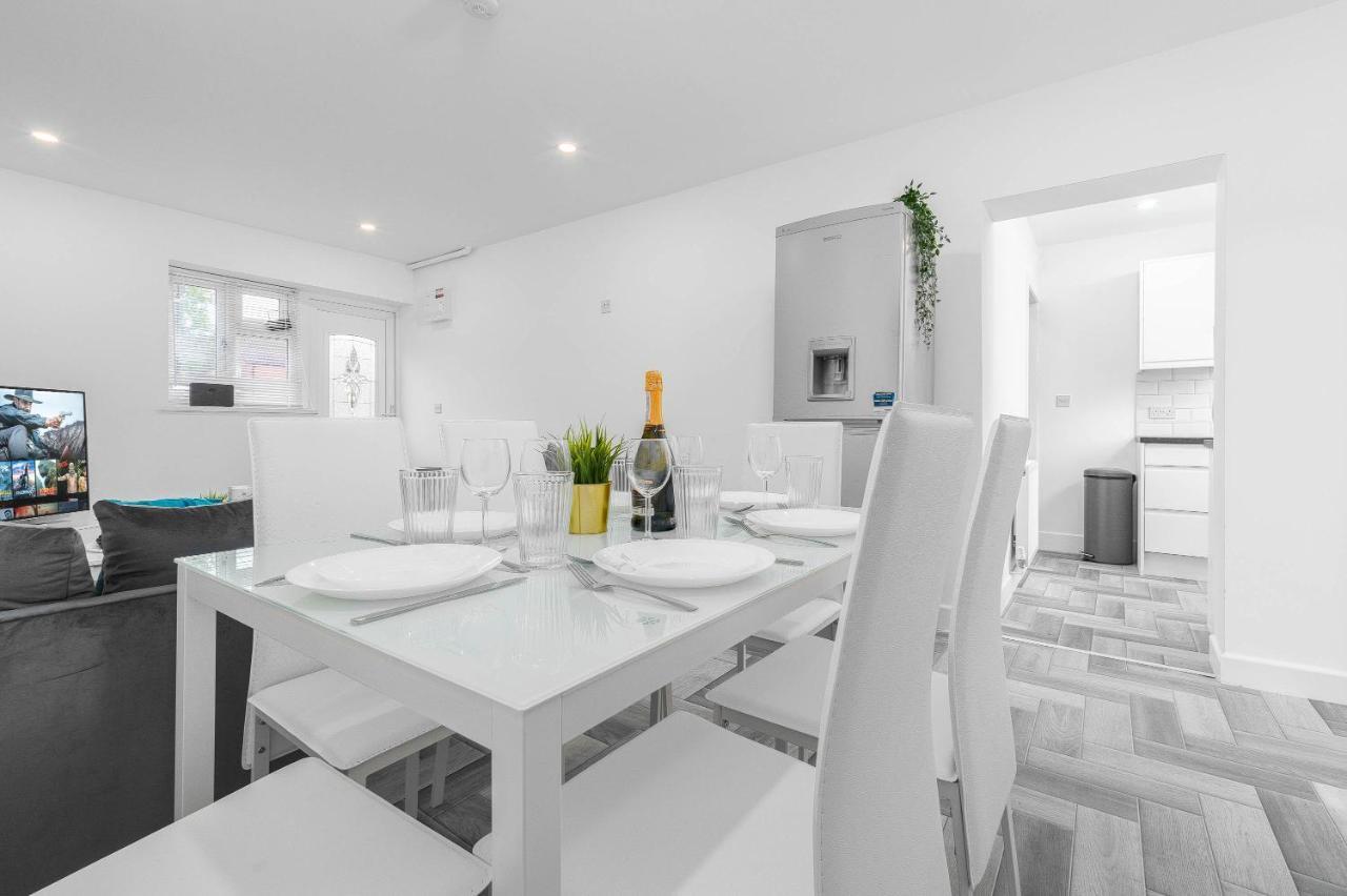 5 Bedroom House - 10 Guests - Multiple Off Street Parking - Garden - Smart Tv - Wifi - Contractors - Families - Groups バーミンガム エクステリア 写真