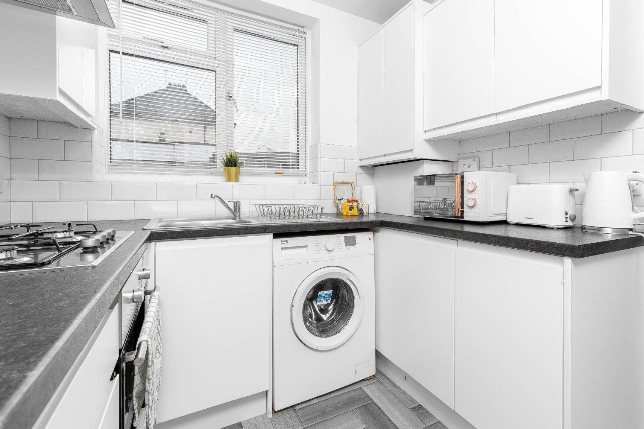 5 Bedroom House - 10 Guests - Multiple Off Street Parking - Garden - Smart Tv - Wifi - Contractors - Families - Groups バーミンガム エクステリア 写真