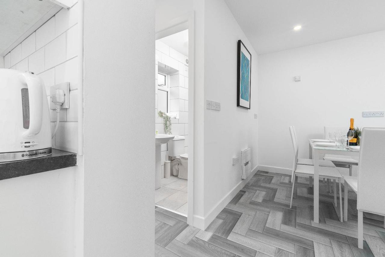 5 Bedroom House - 10 Guests - Multiple Off Street Parking - Garden - Smart Tv - Wifi - Contractors - Families - Groups バーミンガム エクステリア 写真